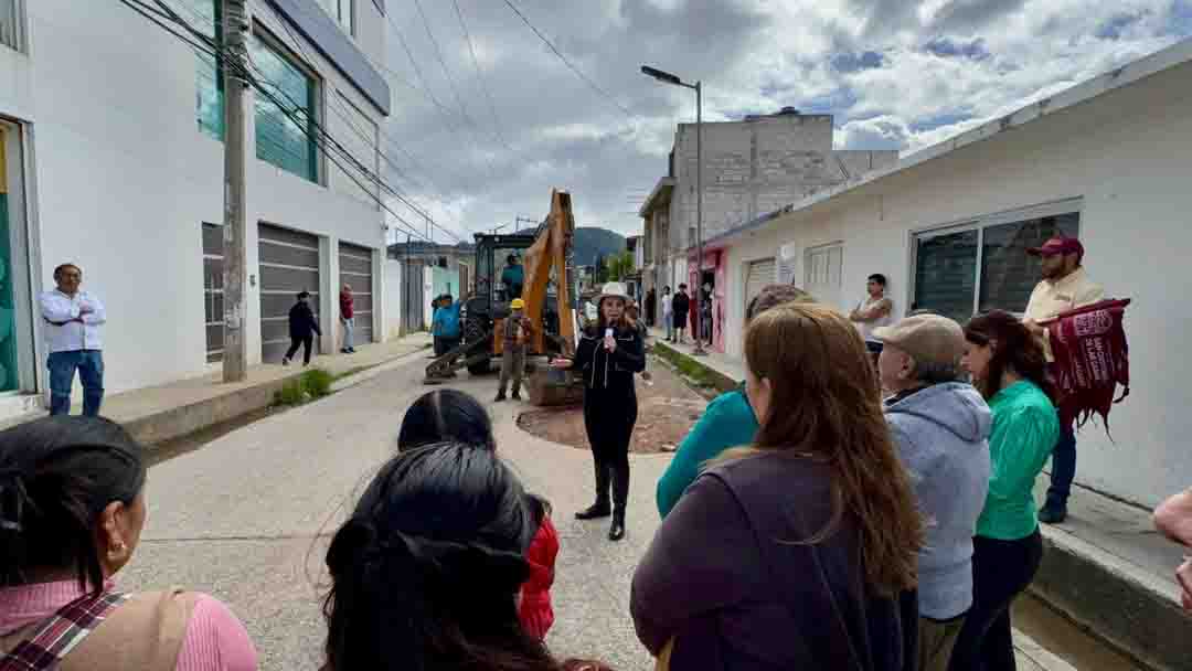 Fabiola Ricci inicia pavimentación de calle Aguascalientes, tras más de 25 años sin una intervención integral