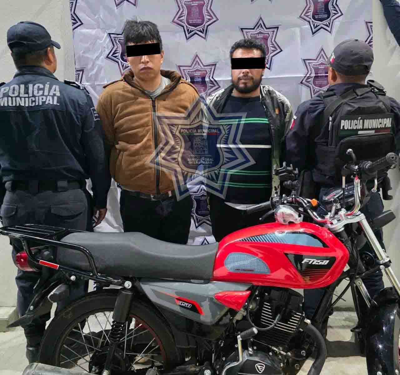 Policía Municipal detiene a dos hombres y recupera motocicleta con reporte de robo en San Cristóbal