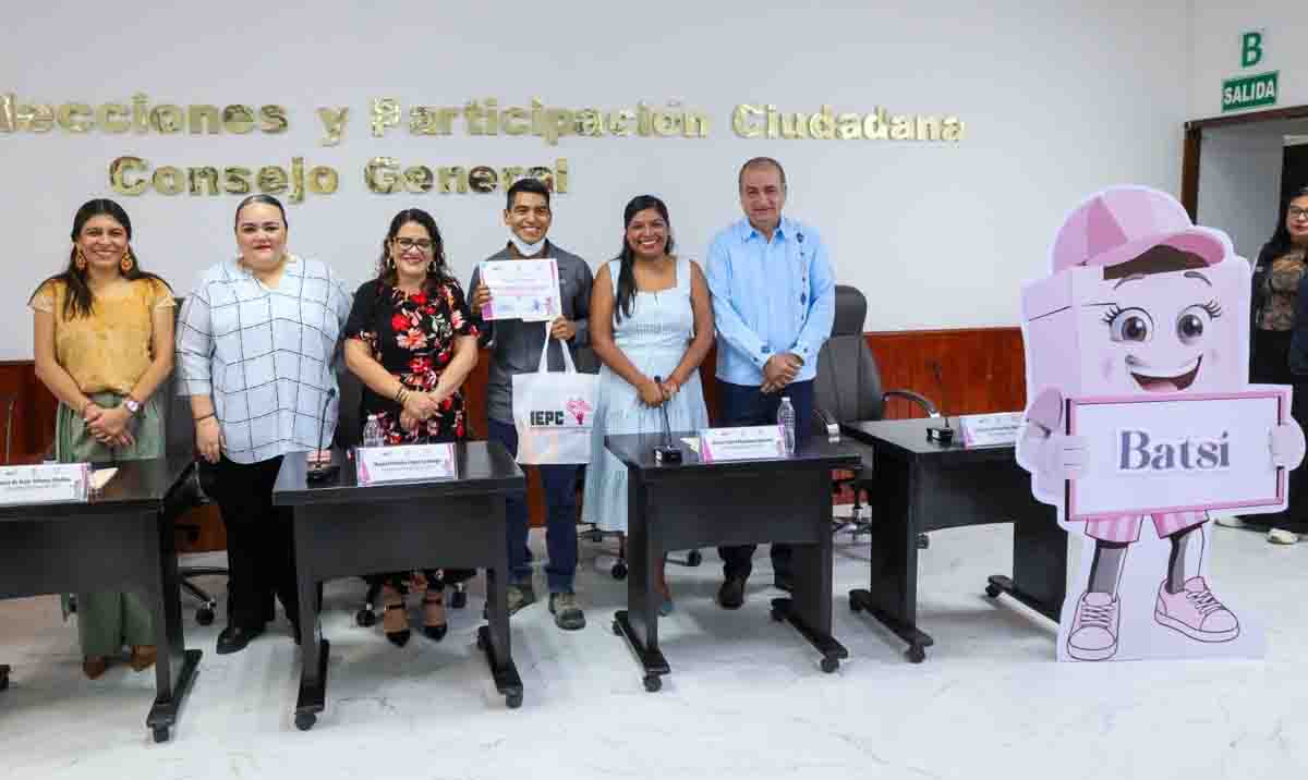 Premia IEPC a ganador del concurso “Encuéntrale nombre a la urna”