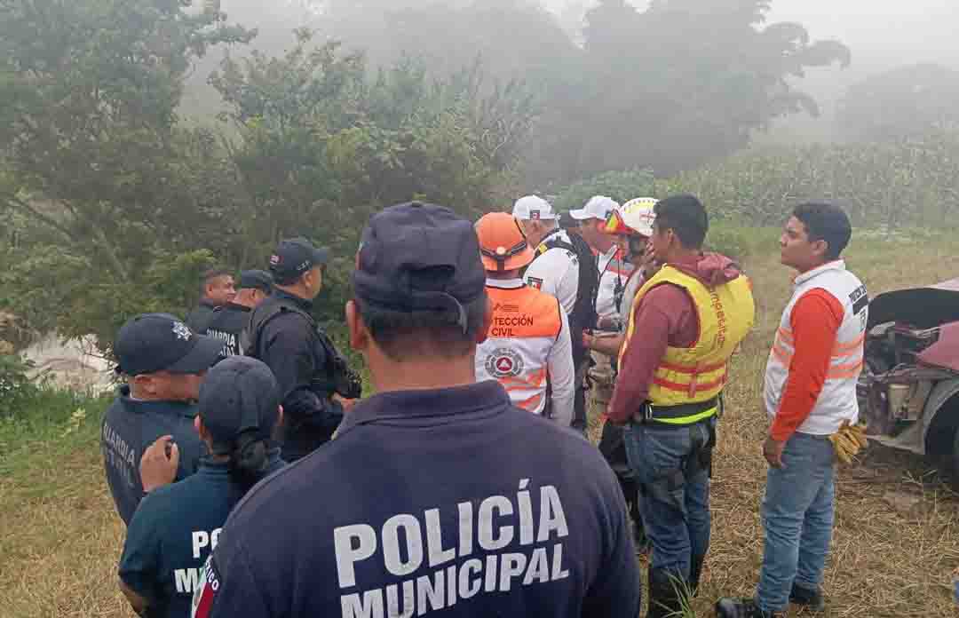 Protección Civil Municipal y Tránsito atienden accidente vehicular en Pozo Colorado