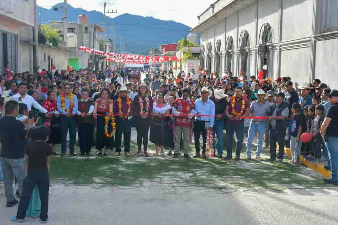 Tras tres décadas de espera, Fabiola Ricci entrega pavimentación con concreto hidráulico en la colonia Emiliano Zapata